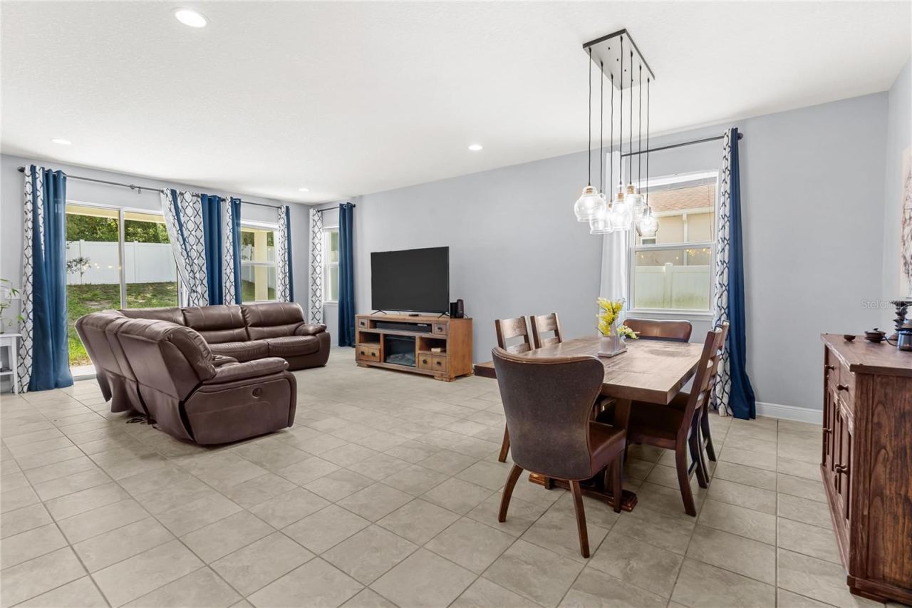 Photo 9 of 20: Living / Dining Area
