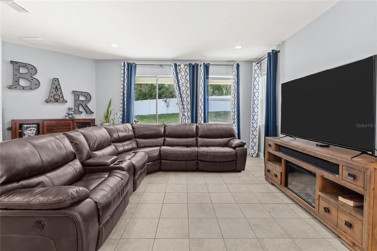 Photo 6 of 20: Living Area