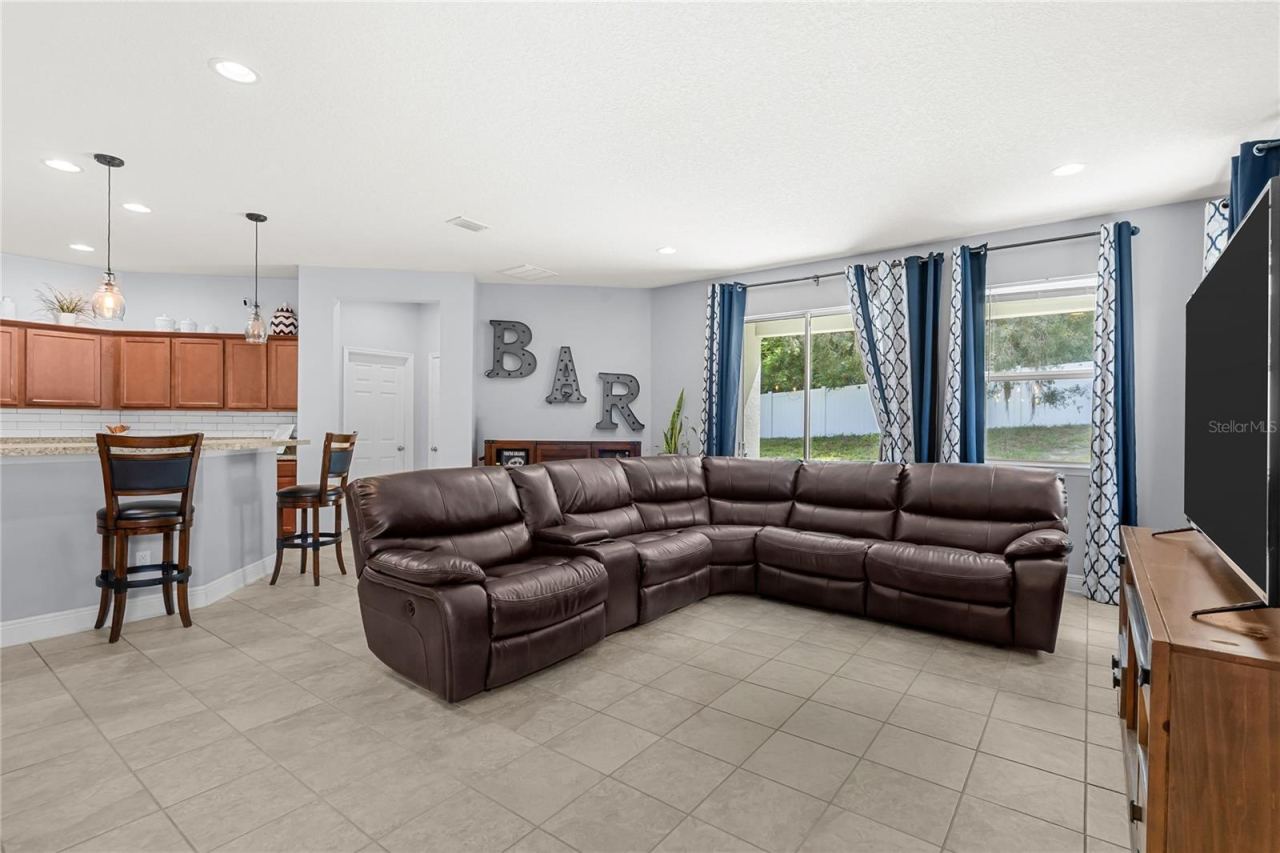 Photo 10 of 20: Living Area / Kitchen