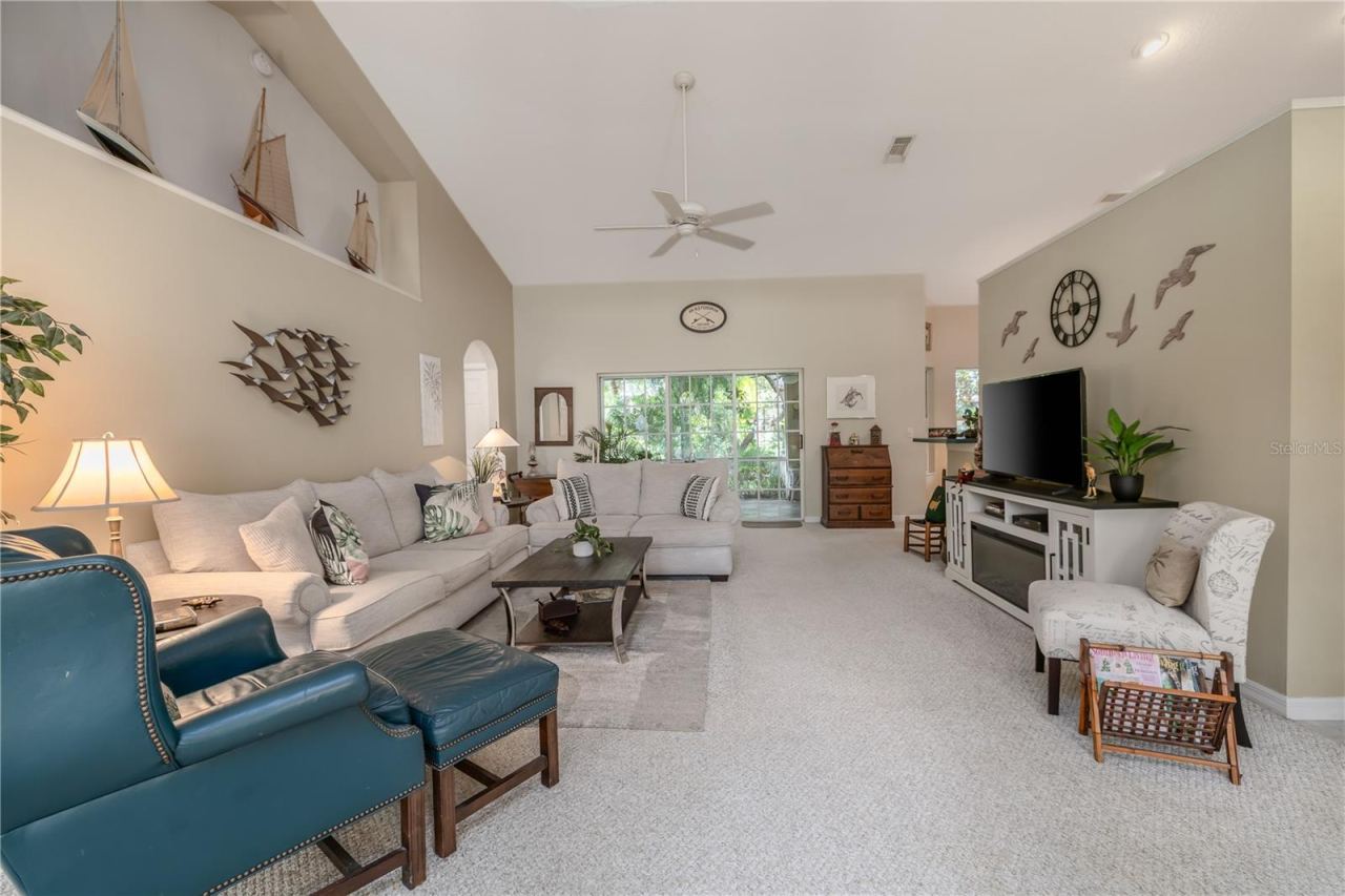 Photo 5 of 20: Living Room