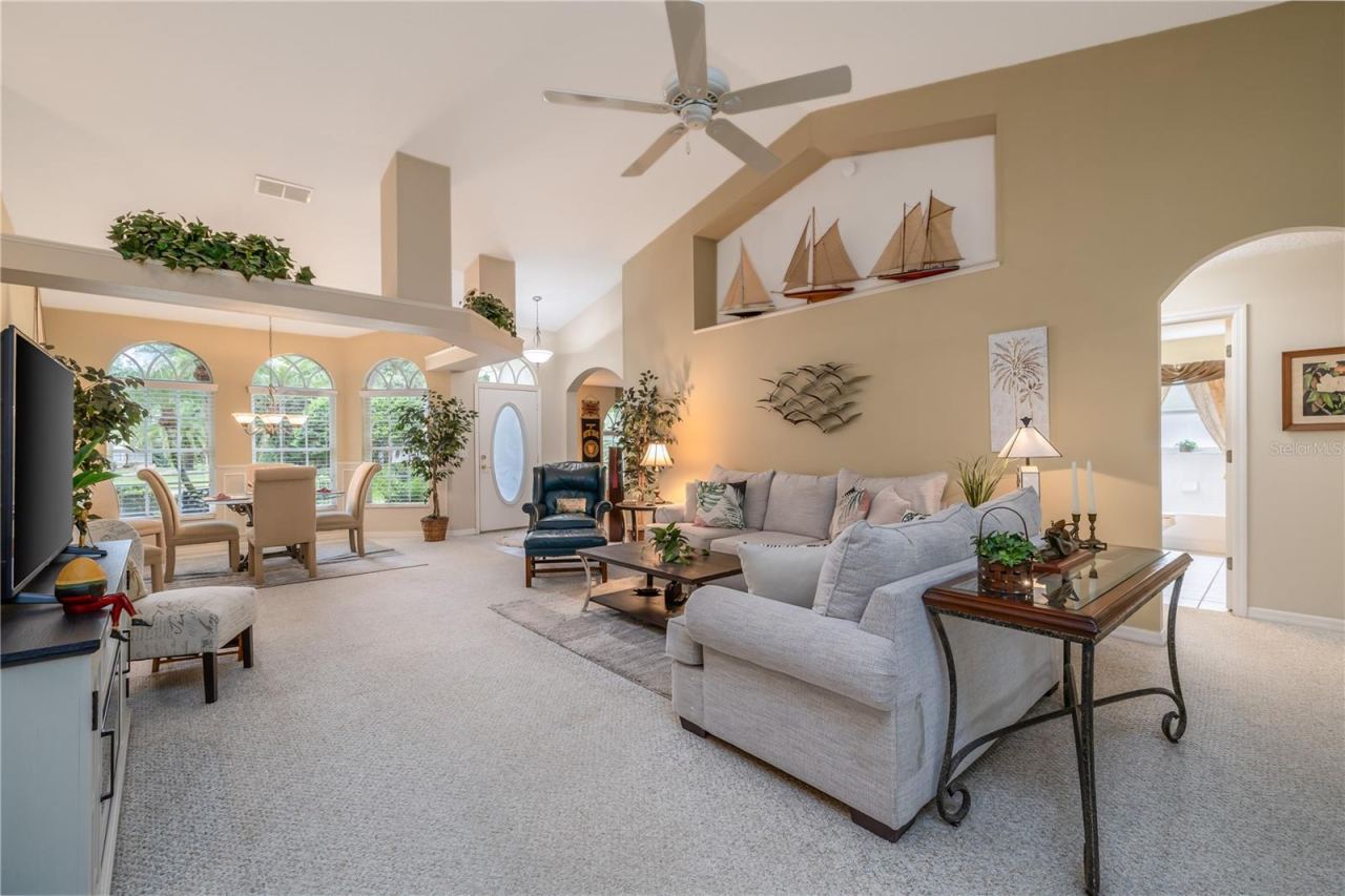 Photo 7 of 20: Living Room/Dining Room