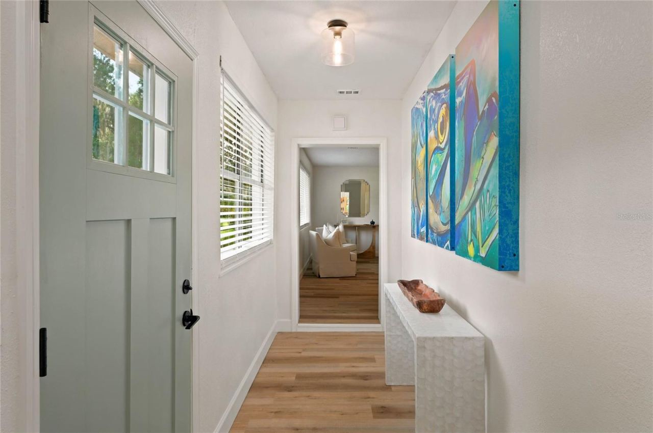 Photo 17 of 20: entry hall to living