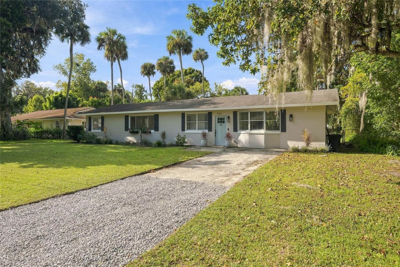 Photo 2 of 20: nice long driveway and side yard for extra parking...for your BOAT!