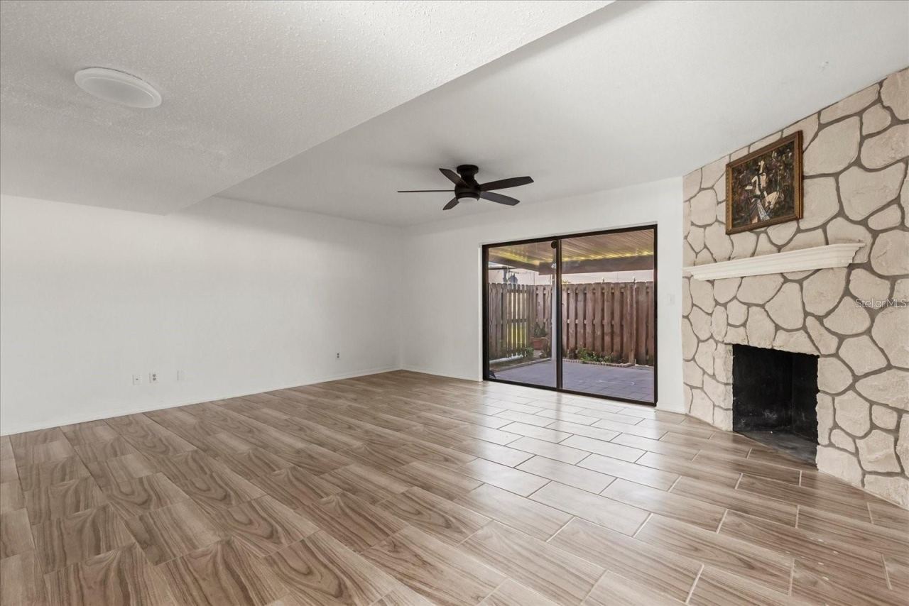 Photo 6 of 20: Living Room