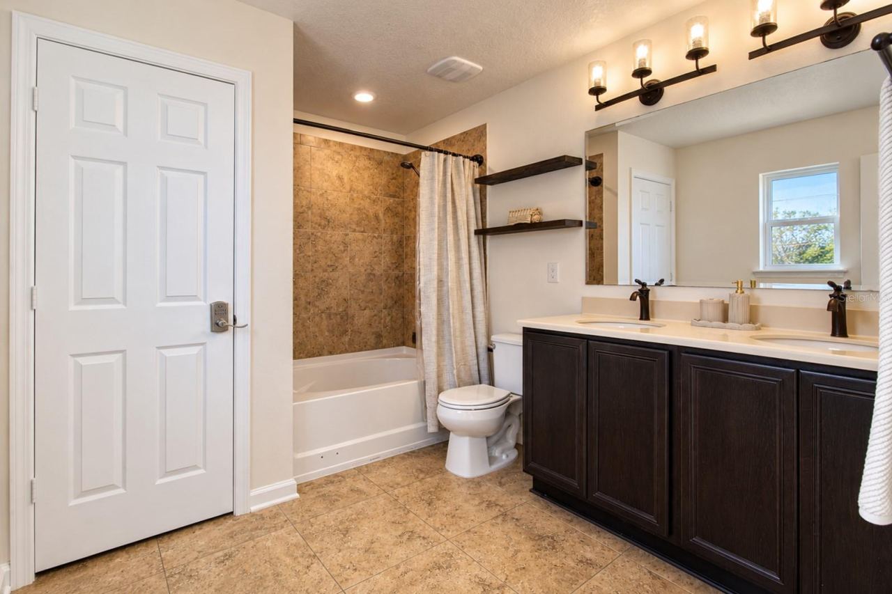 Photo 18 of 20: Primary En-suite with dual sinks