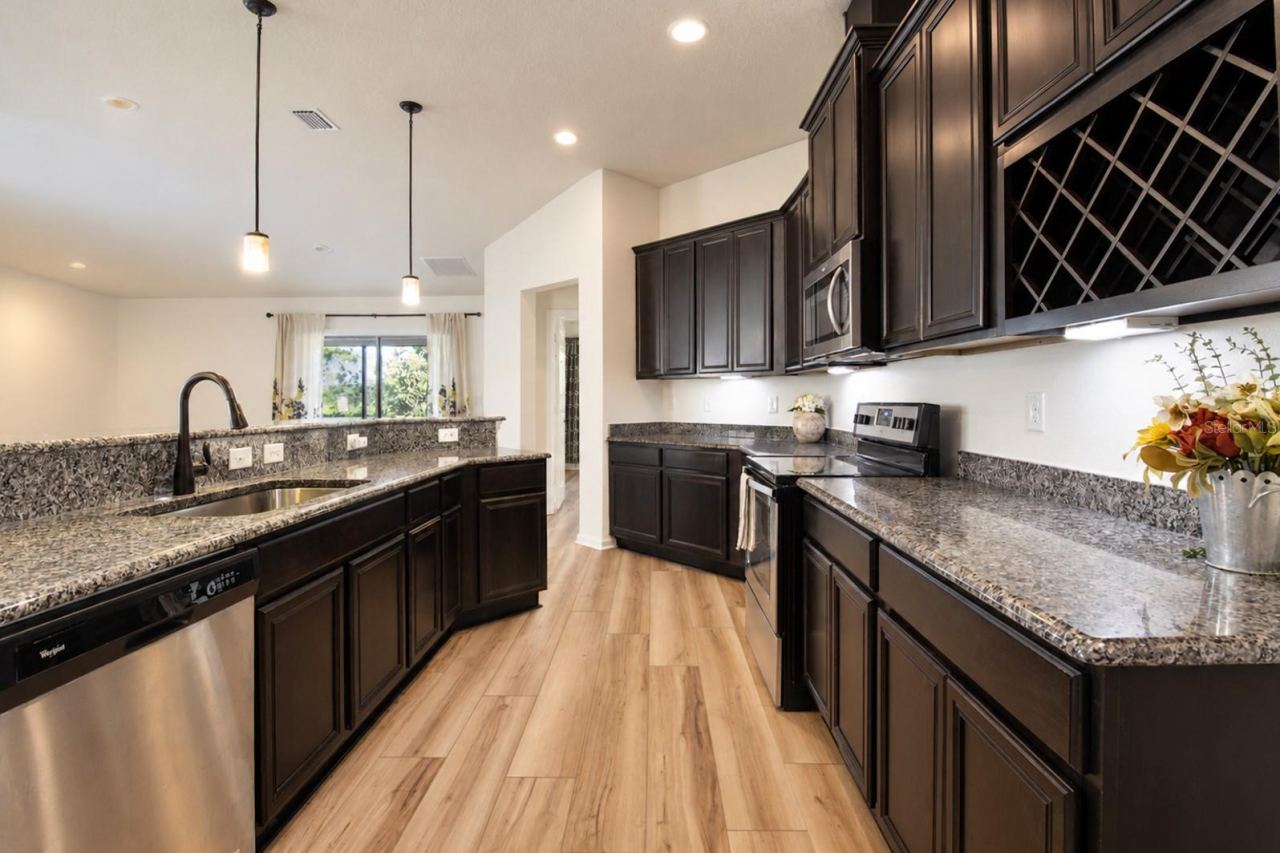 Photo 11 of 20: Loads of counter space with granite counters