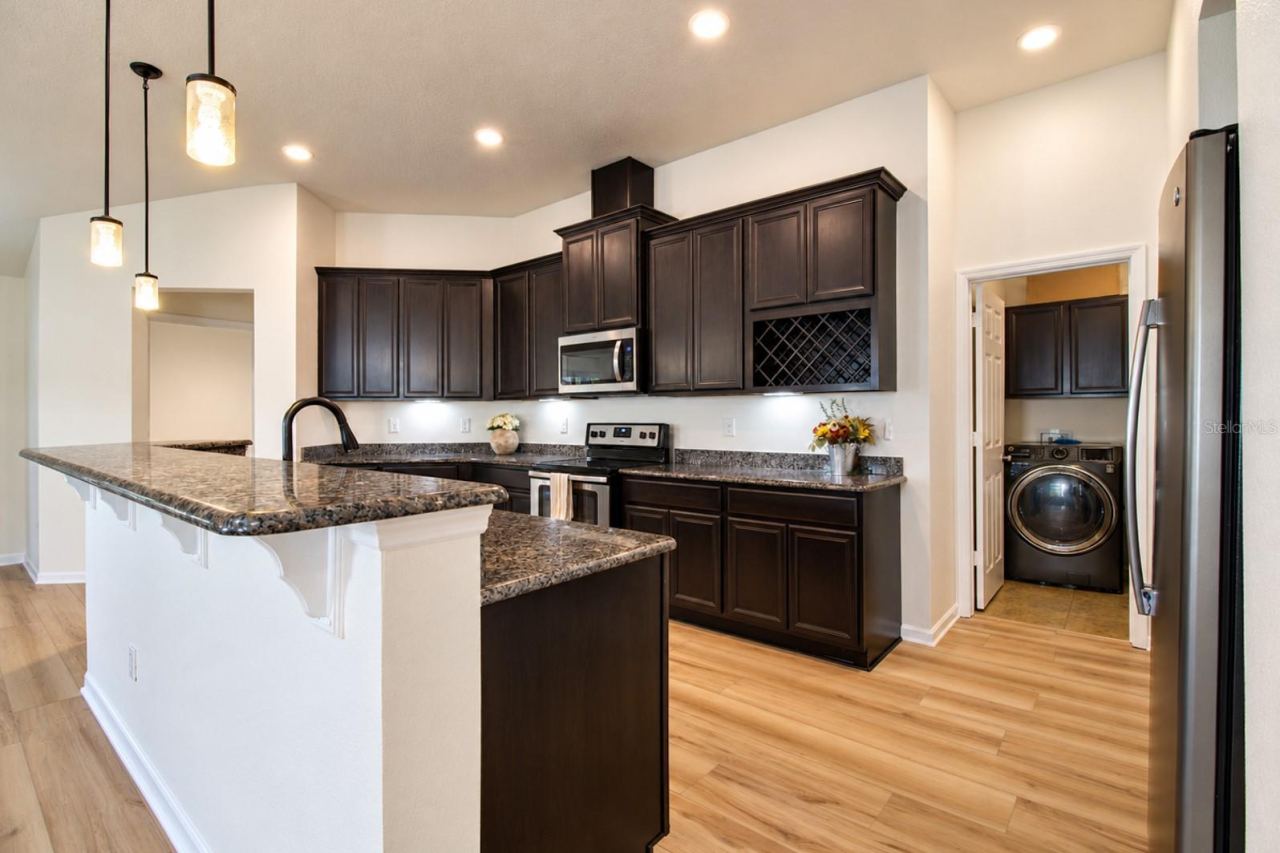 Photo 10 of 20: Large island with breakfast bar