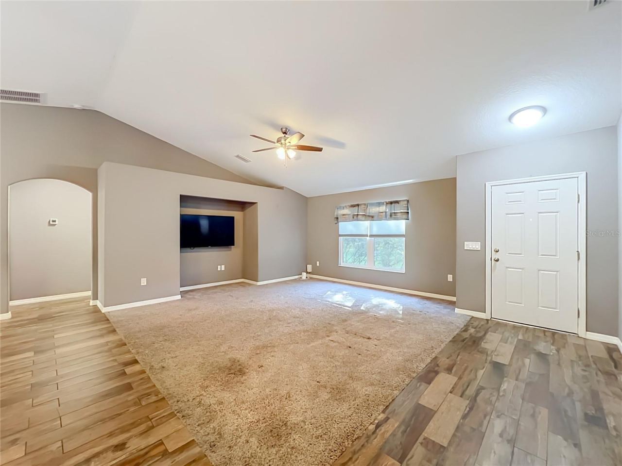Photo 3 of 20: Living/Family Room