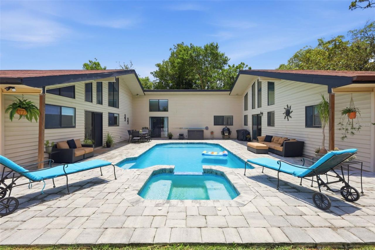 Photo 2 of 20: Pool/Spa