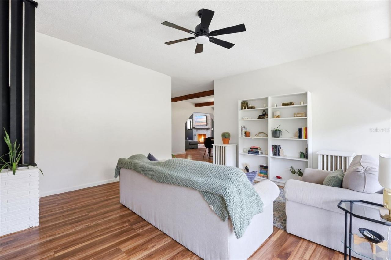 Photo 8 of 20: Family Room