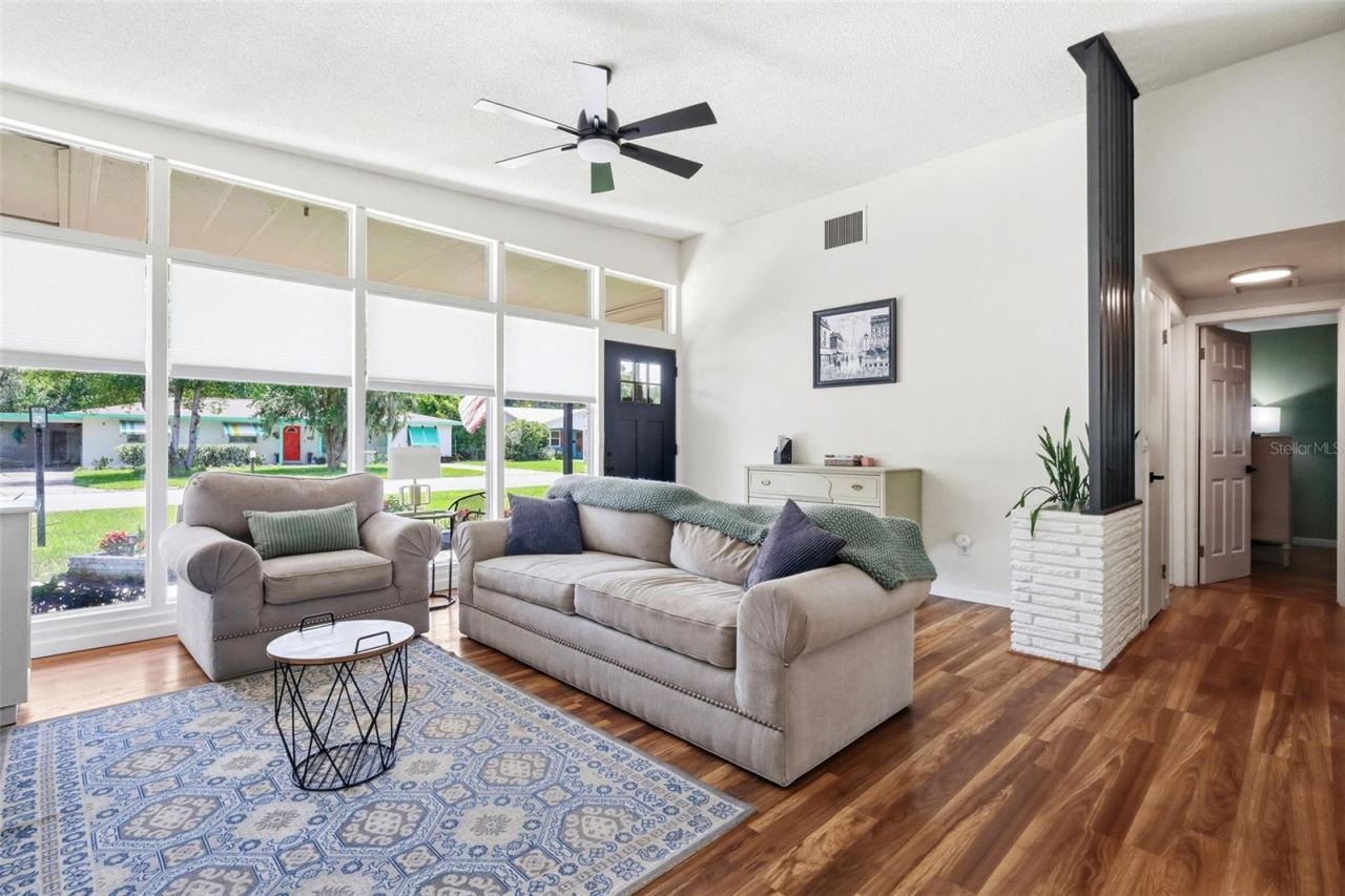 Photo 6 of 20: Family Room