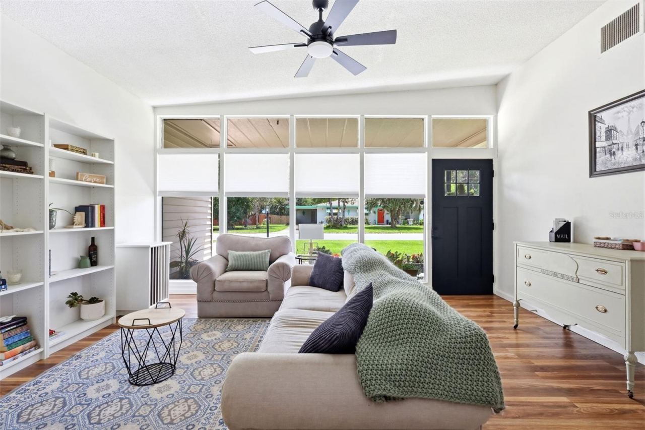 Photo 7 of 20: Family Room
