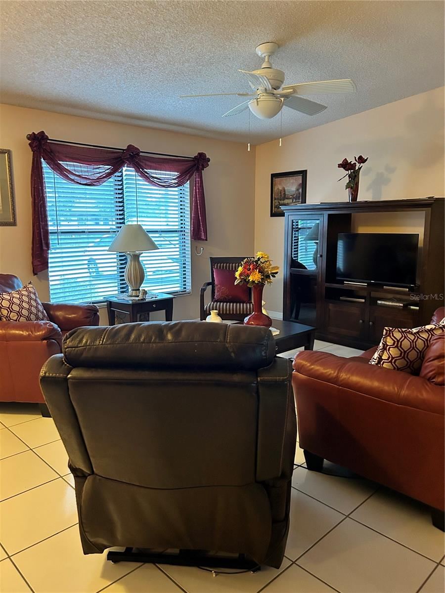 Photo 4 of 20: Living Room