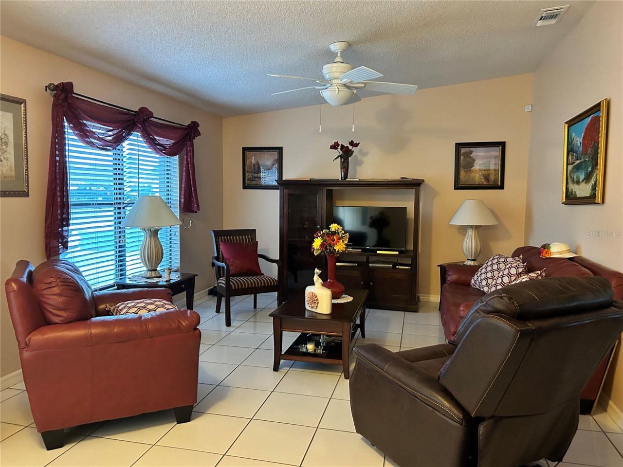 Photo 3 of 20: Living Room