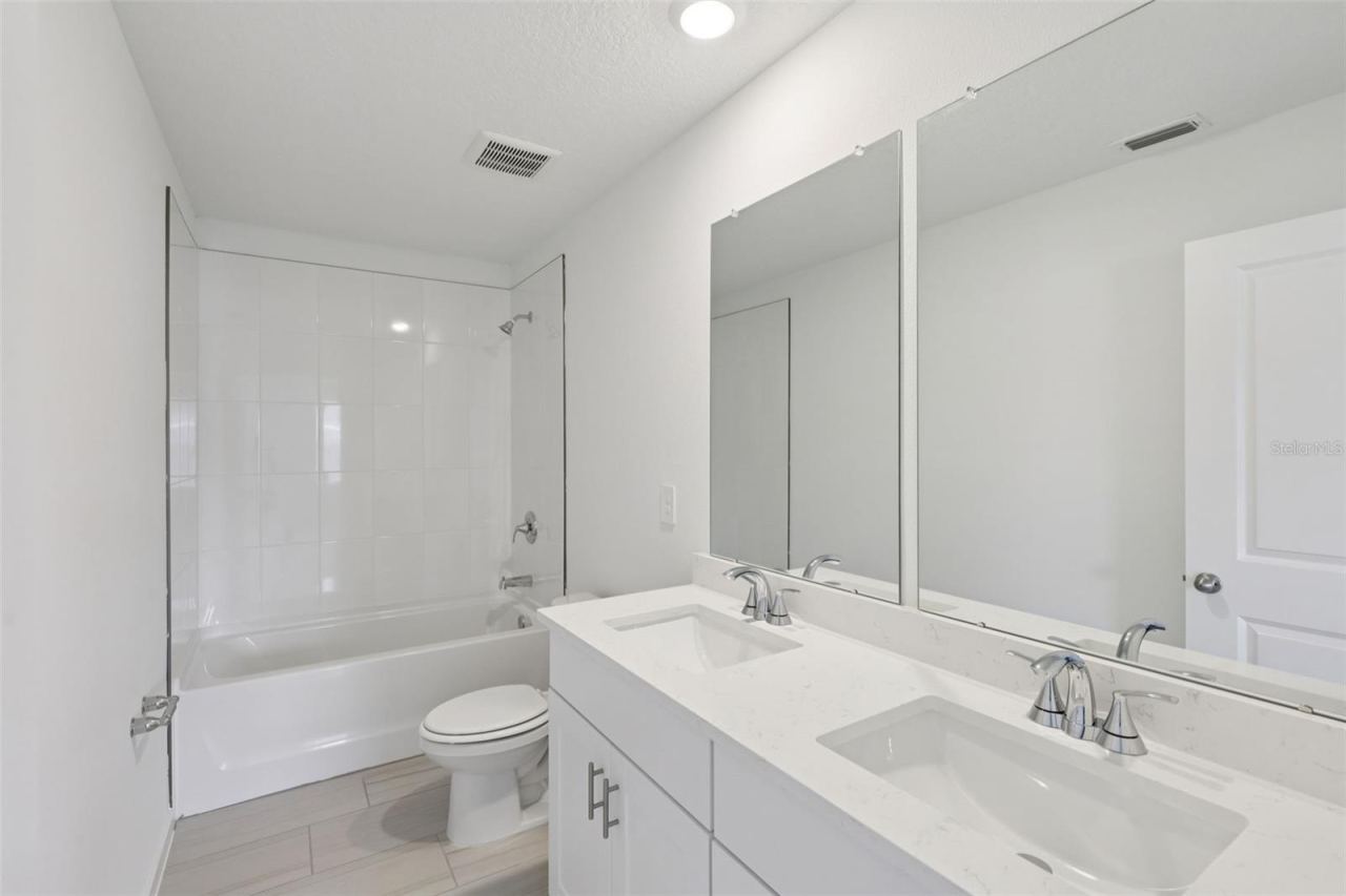 Photo 6 of 20: The interior photos are of another home with the same floor plan but different interior color package finishes. Some details may vary