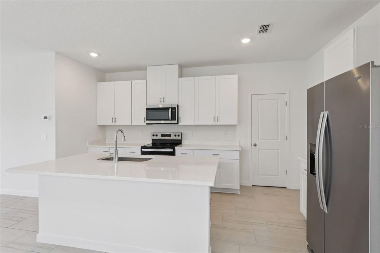 Photo 4 of 20: The interior photos are of another home with the same floor plan but different interior color package finishes. Some details may vary