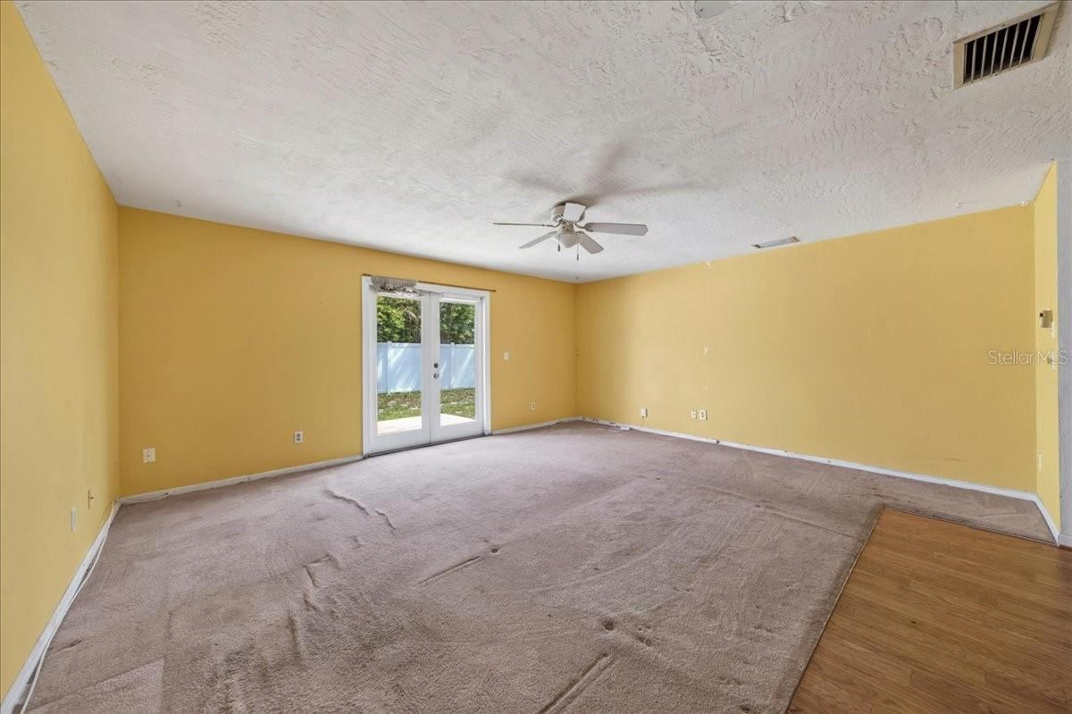 Photo 17 of 20: Unit 841 living room