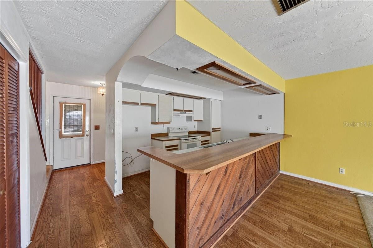 Photo 18 of 20: Unit 841 kitchen with breakfast bar