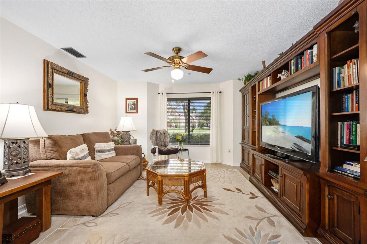 Photo 11 of 20: Den/Family Room
