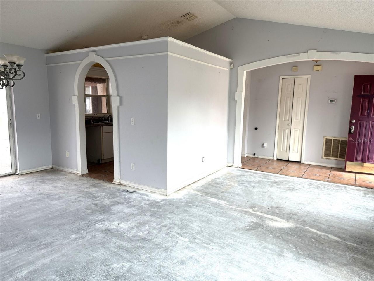 Photo 3 of 13: Living and dining rooms