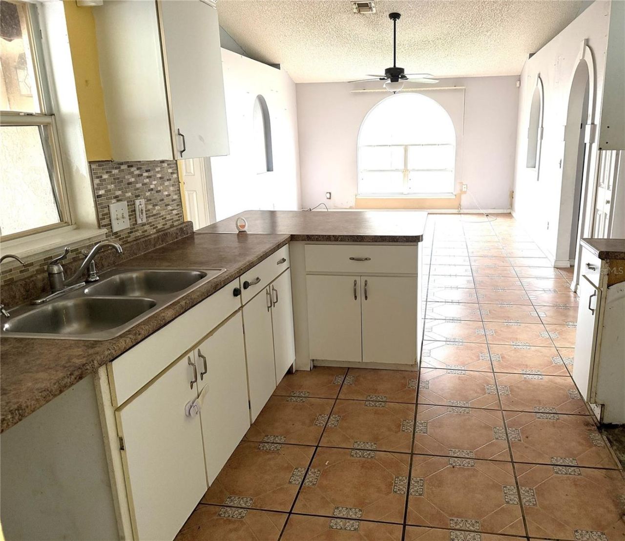 Photo 5 of 13: Kitchen