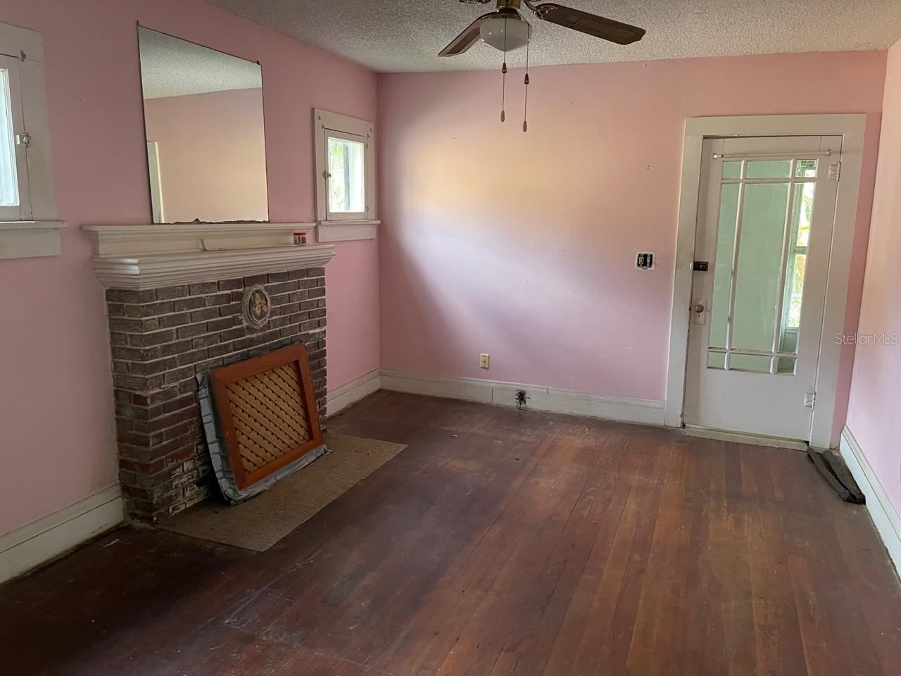 Photo 5 of 11: Living Room