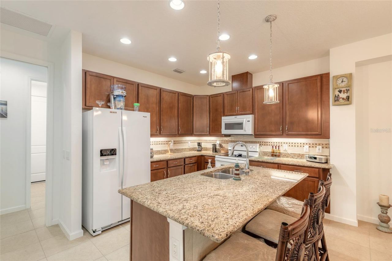 Photo 15 of 20: 42" cabinets & custom tile back splash