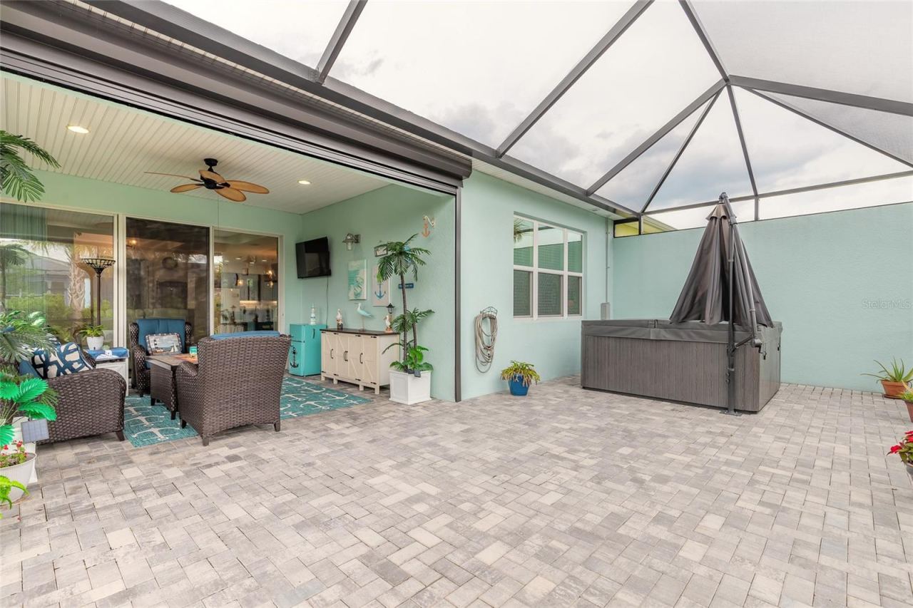 Photo 10 of 20: Extended lanai with 6-person hot tub and umbrella