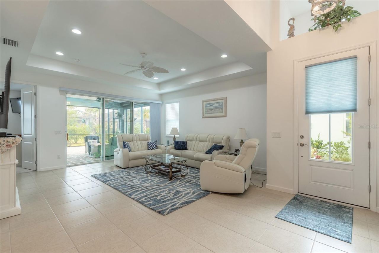 Photo 5 of 20: Has tray ceilings