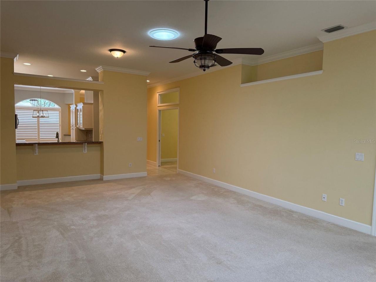 Photo 19 of 20: Living Room