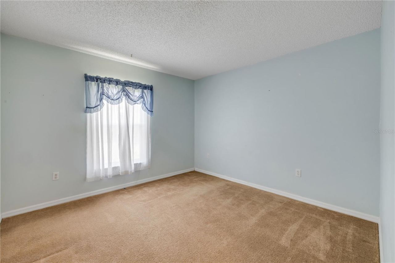 Photo 13 of 20: Unstaged bedroom #3