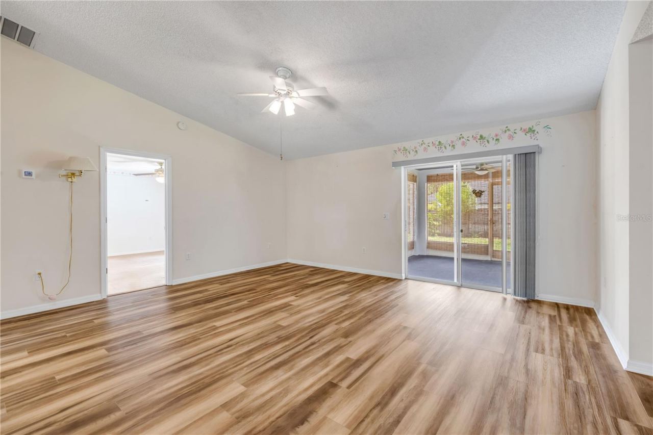 Photo 6 of 20: Family Room