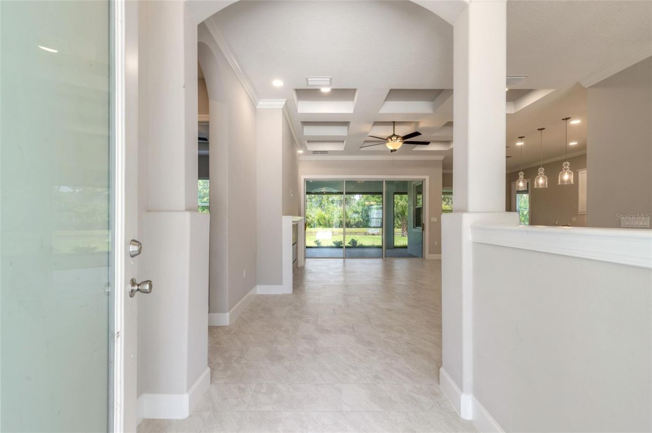 Photo 3 of 20: Foyer
