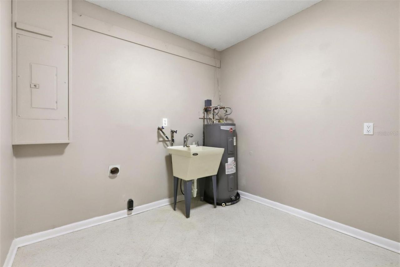Photo 18 of 20: Laundry Room in Bonus Room