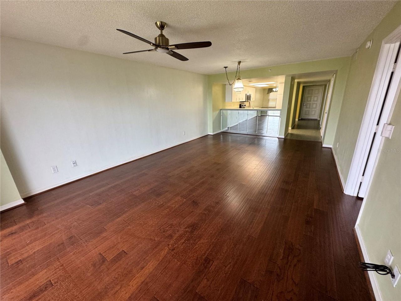 Photo 8 of 20: Living Room