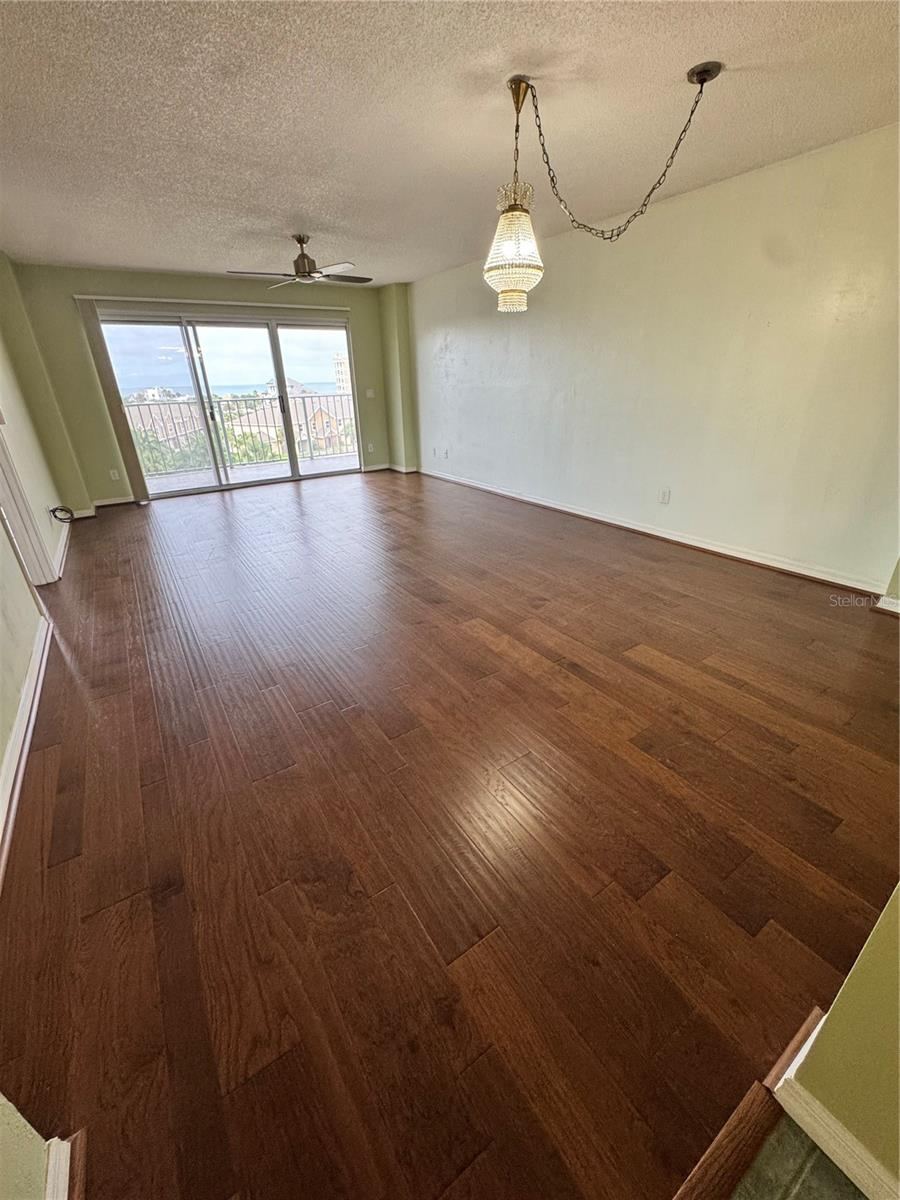 Photo 7 of 20: Living Room
