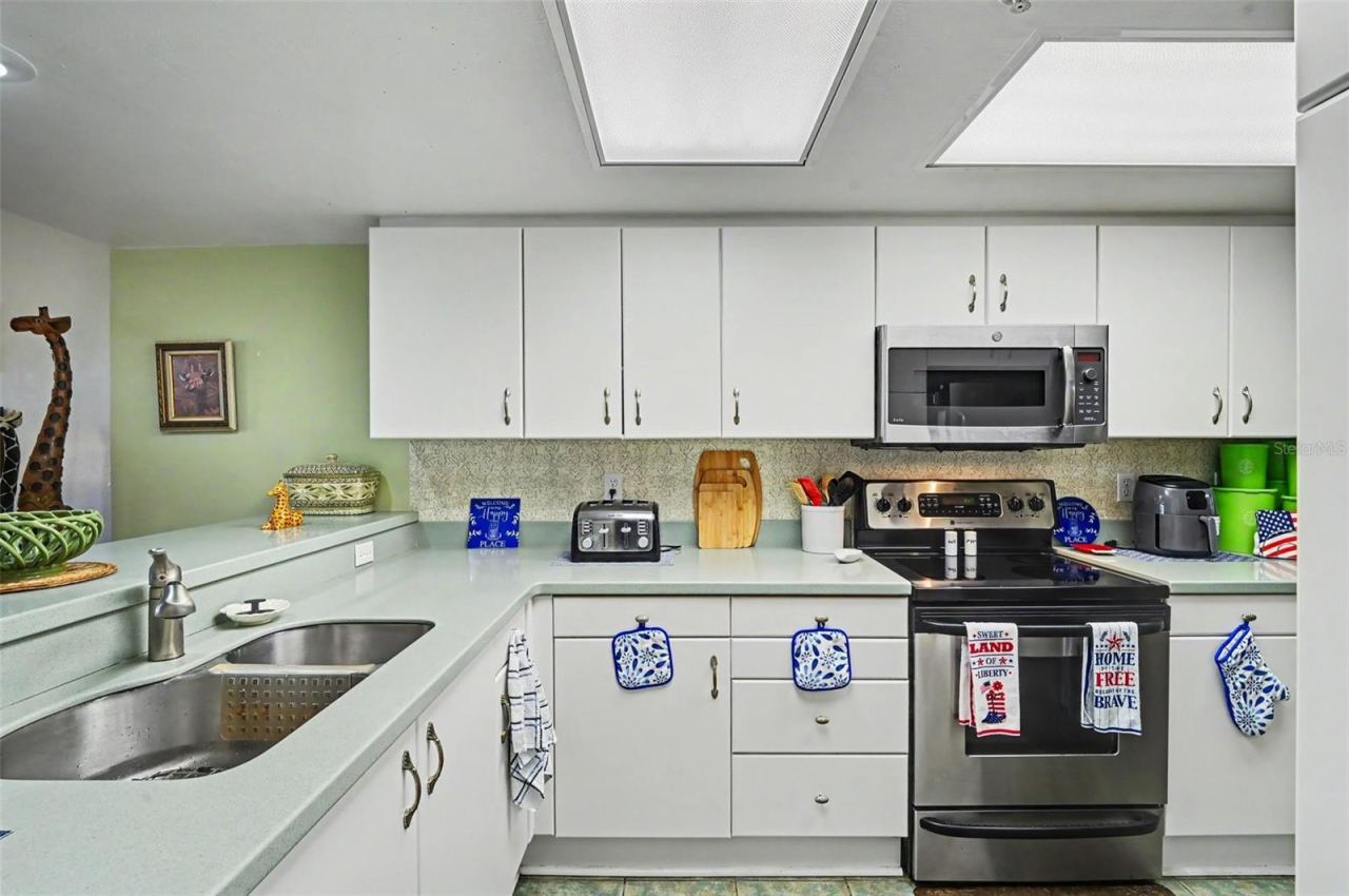 Photo 12 of 20: Kitchen
