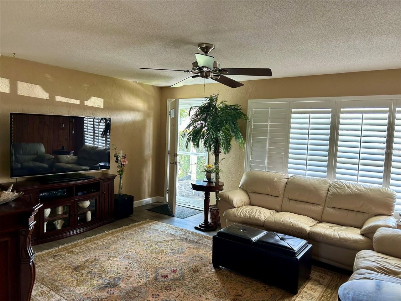 Photo 8 of 20: 1638 Paradise Living Room Towards Entrance