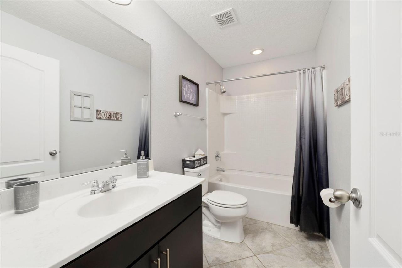 Photo 18 of 20: Upstairs Guest bath #2