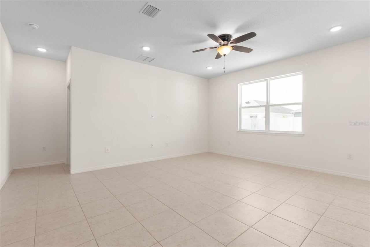 Photo 11 of 20: Living Room
