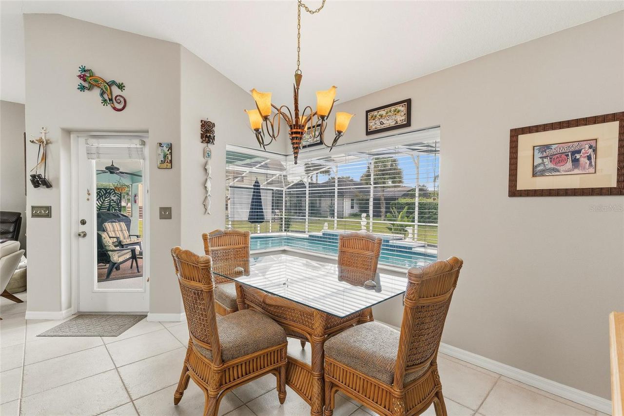 Photo 13 of 20: Dining Room overlooking Pool