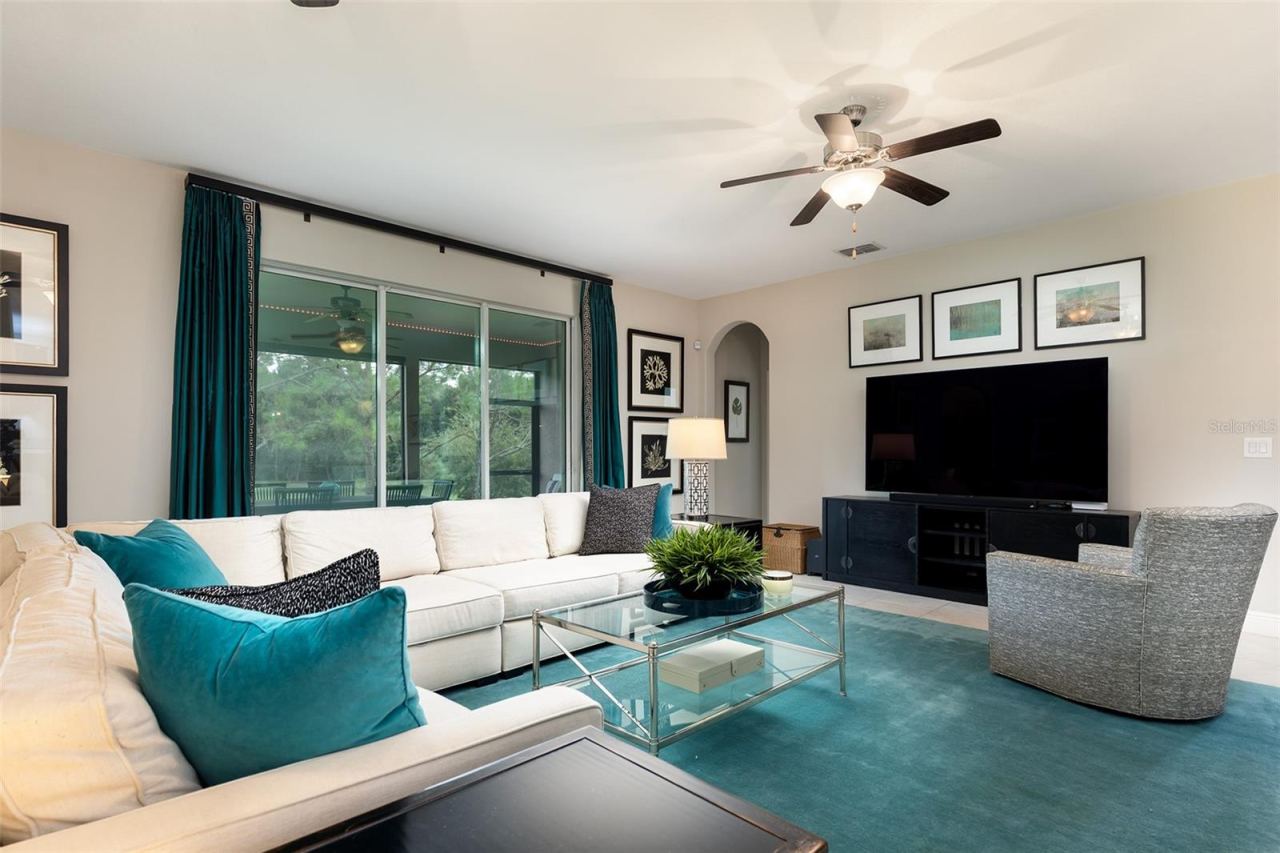 Photo 12 of 20: Family Room