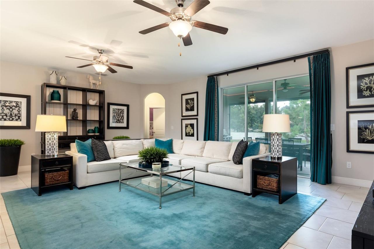 Photo 13 of 20: Family Room