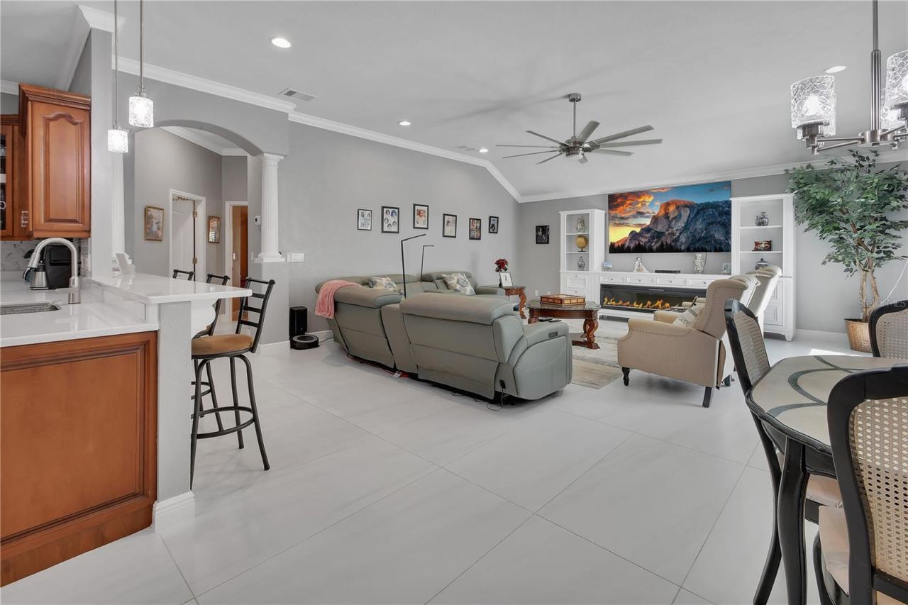 Photo 18 of 20: FAMILY ROOM