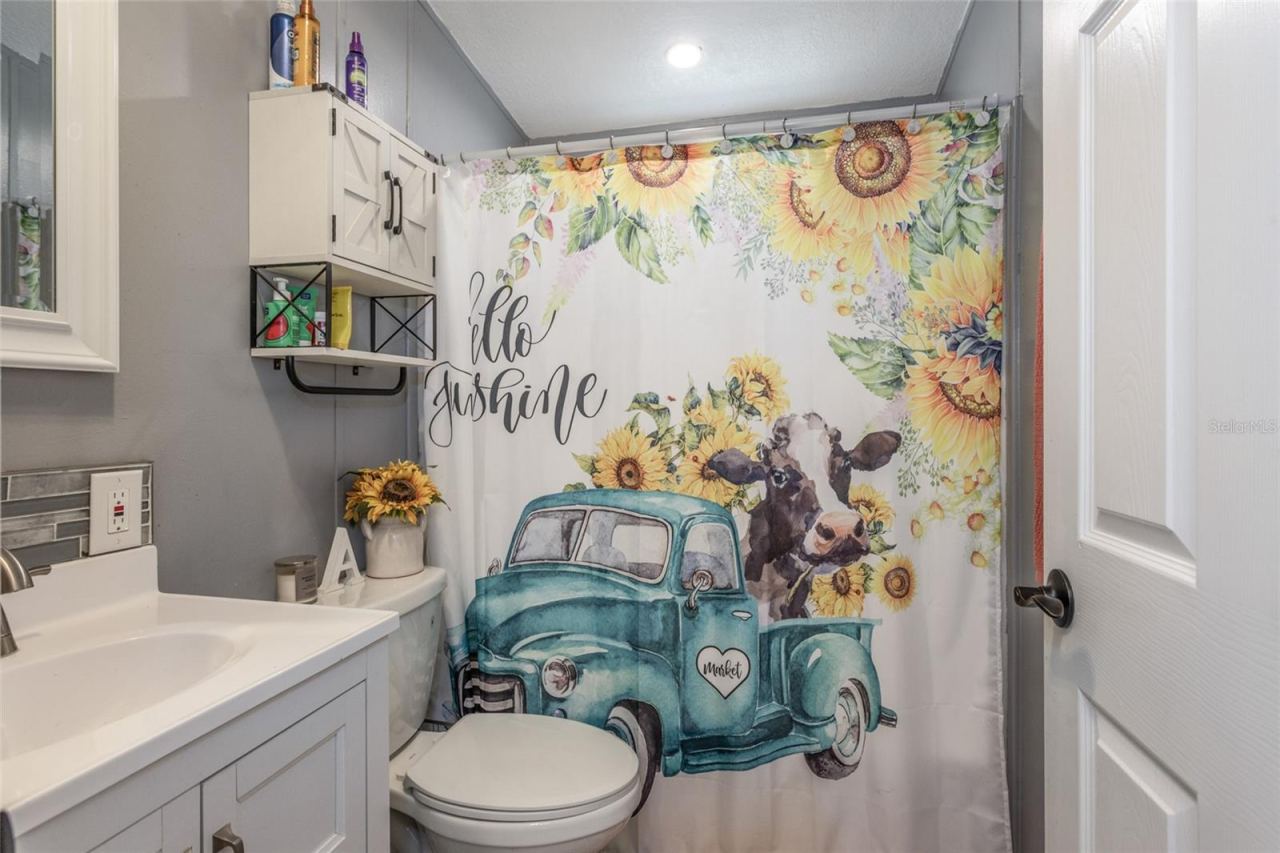 Photo 17 of 20: guest bathoom