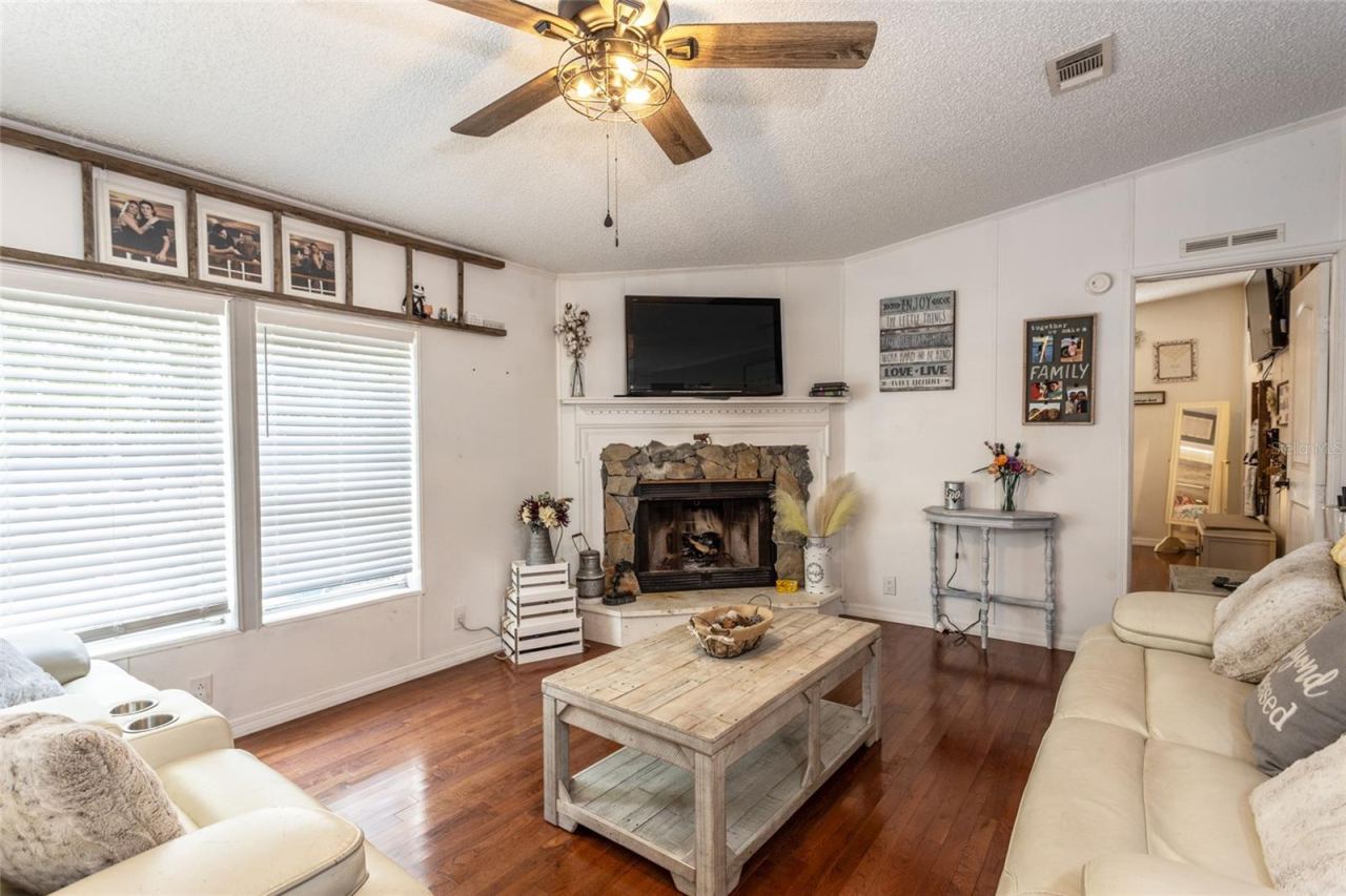 Photo 3 of 20: Living room