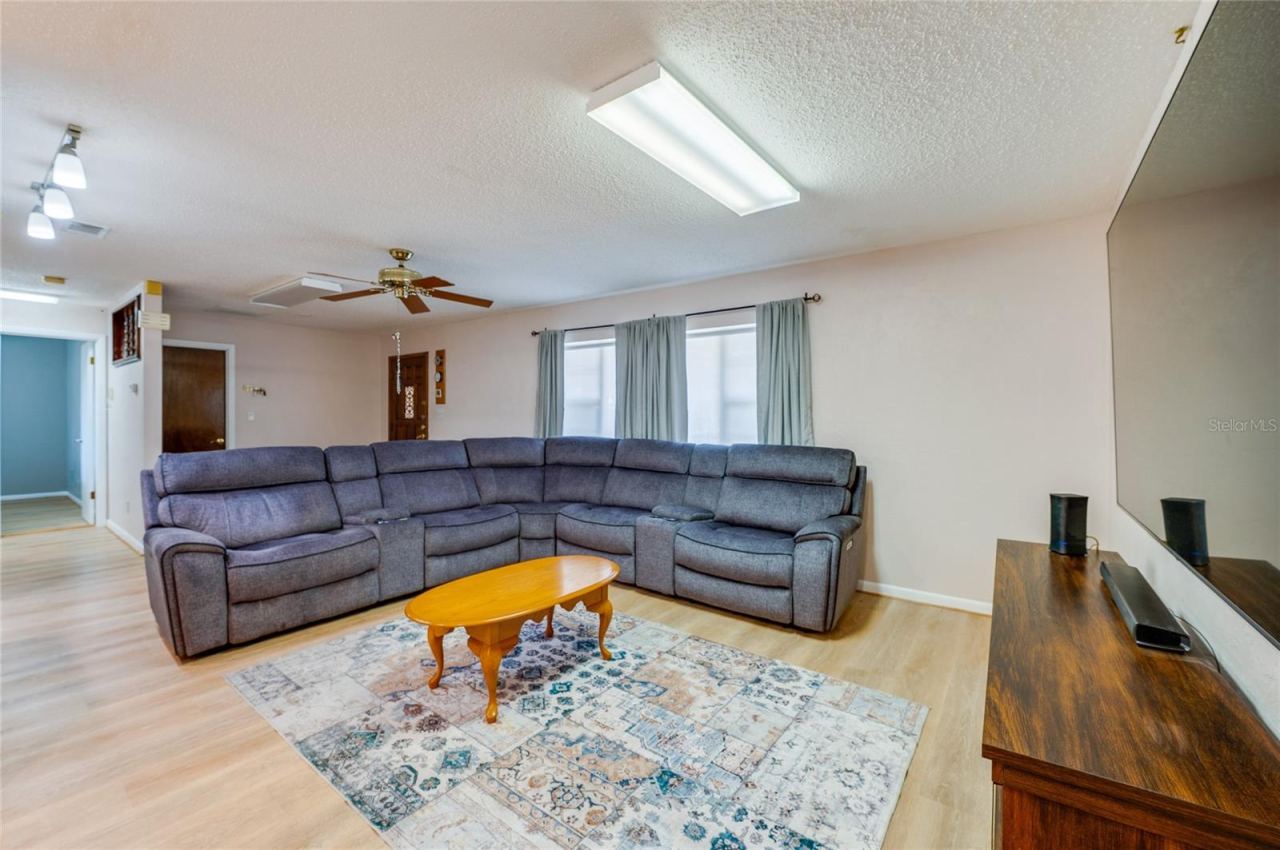 Photo 9 of 20: Living room