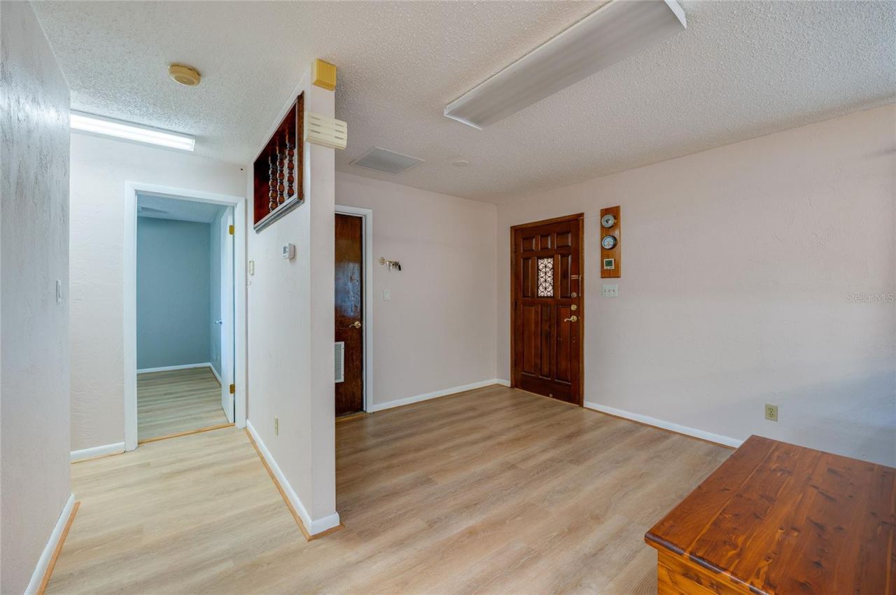 Photo 7 of 20: Foyer