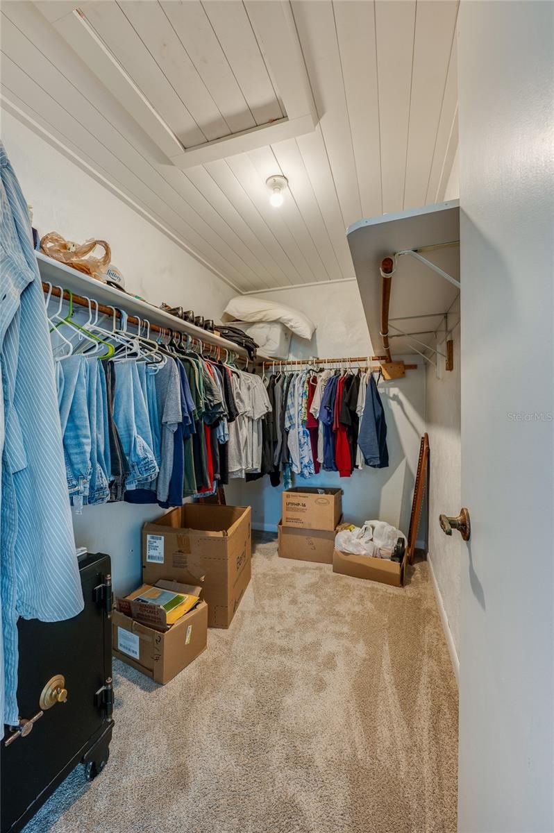 Photo 19 of 20: Primary closet