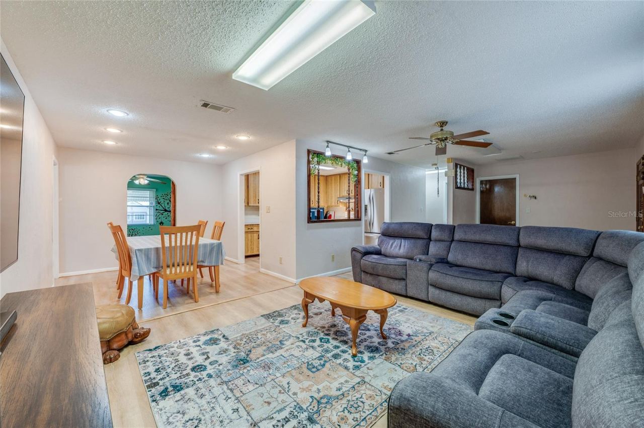Photo 11 of 20: Living room and dining area